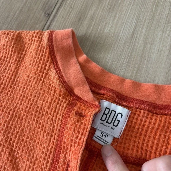 URBAN OUTFITTER'S BDG Waffle Textured Henley Crop Top Buttons Orange Size Small - Picture 4 of 5